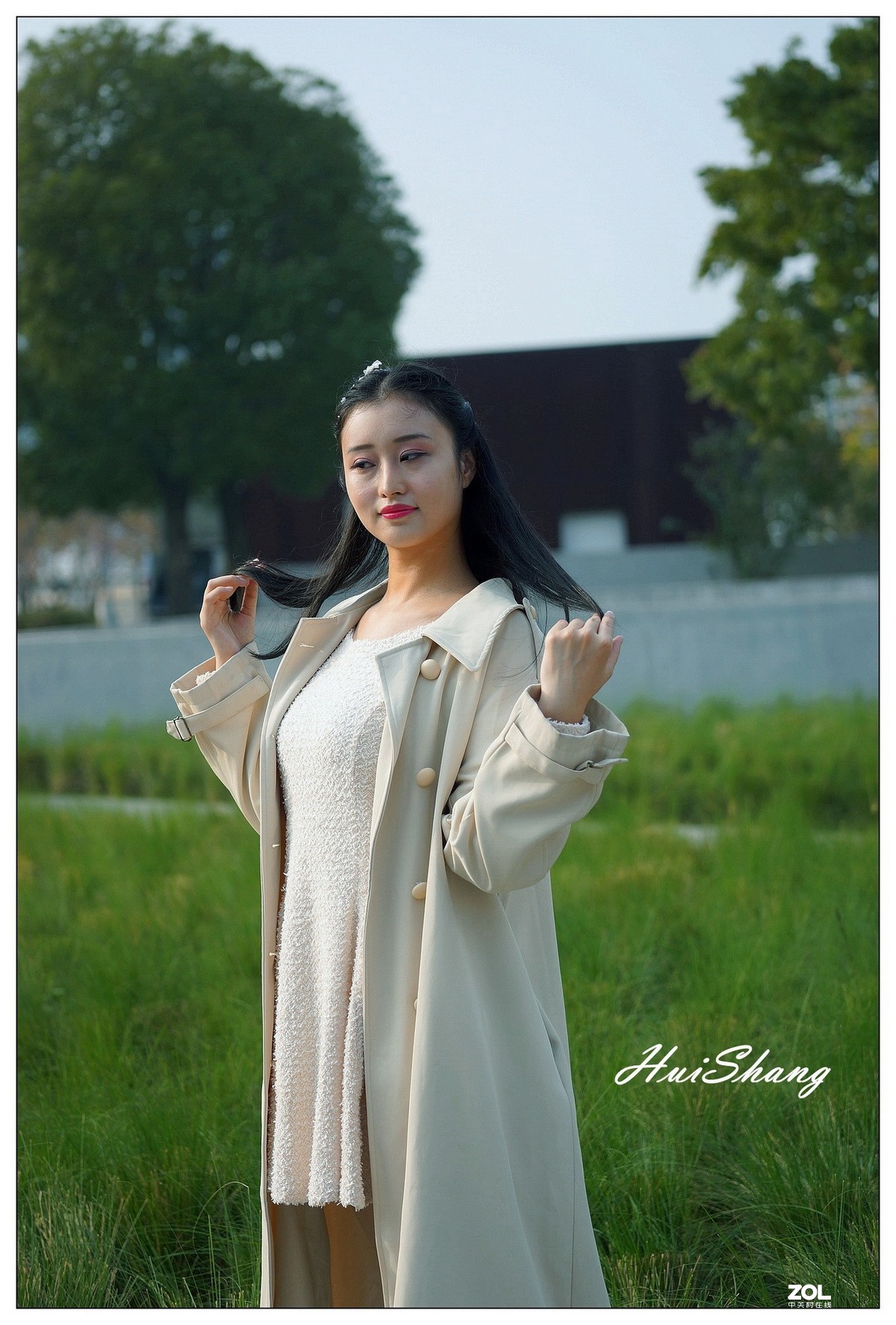 草地上的阳光女孩