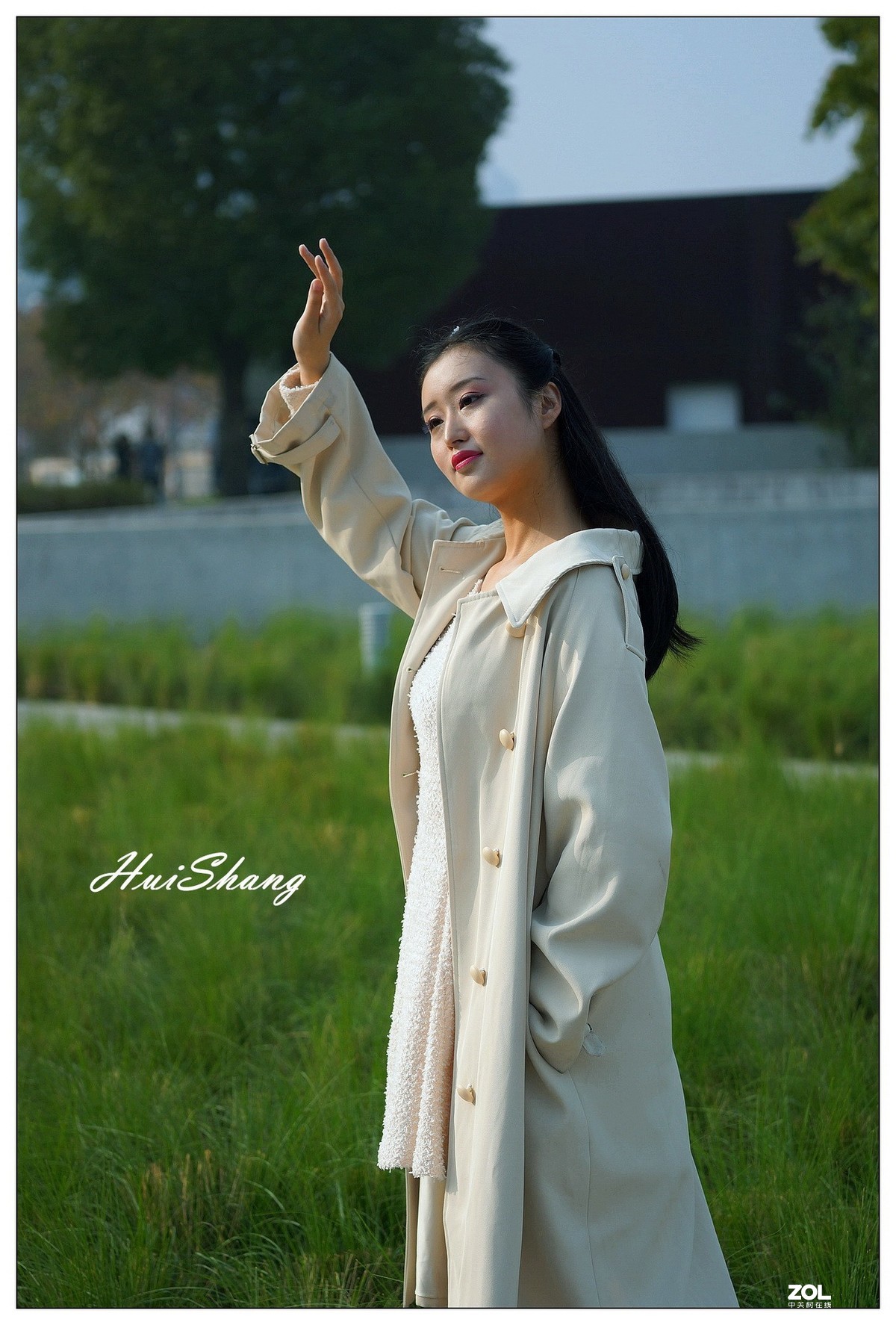 草地上的阳光女孩