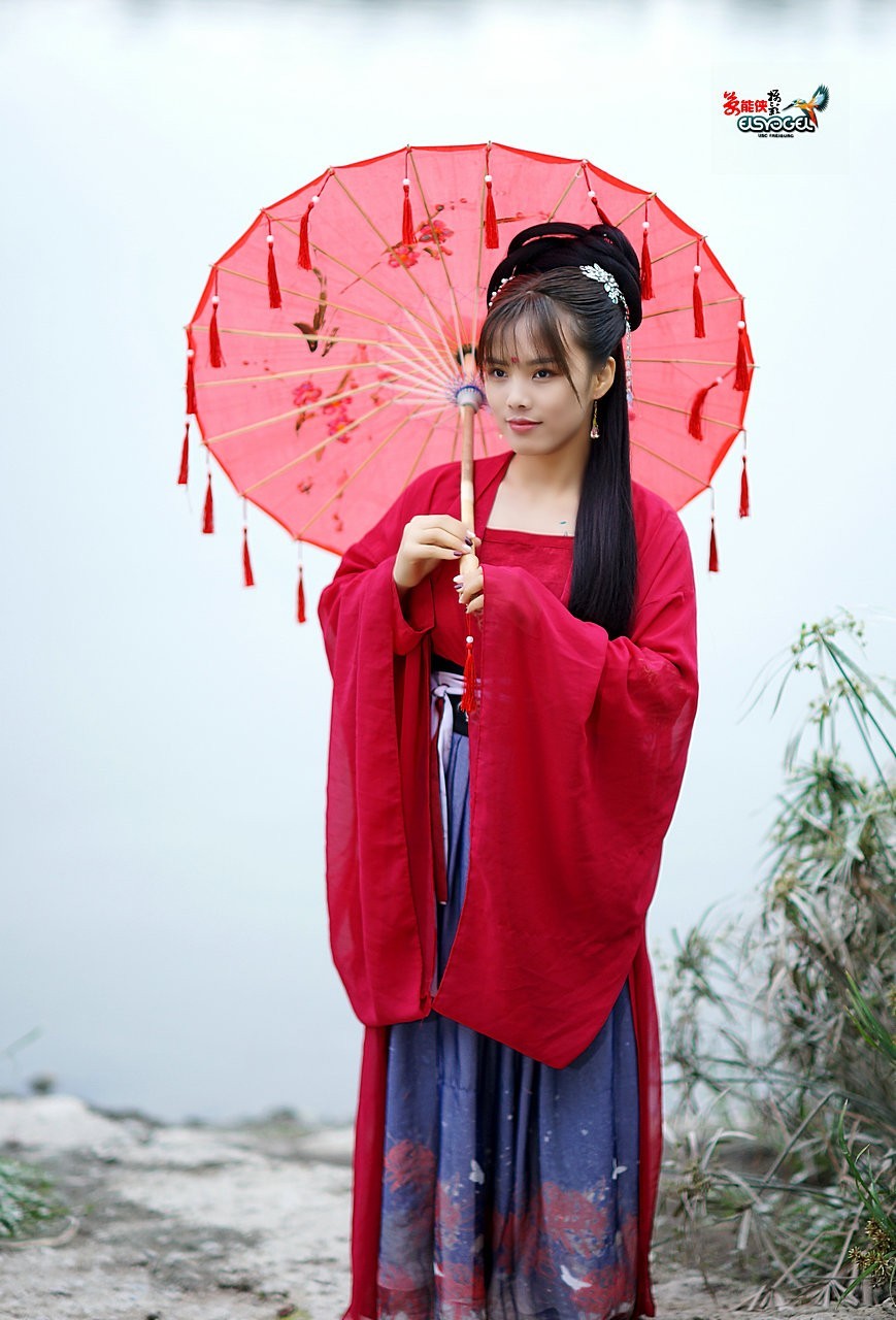 河边古装红衣少女芳芳