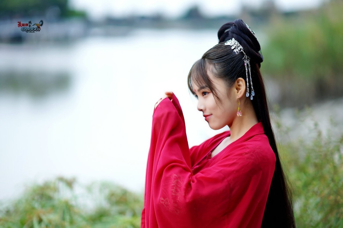 河边古装红衣少女芳芳