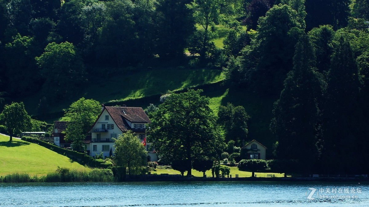 硫森湖边建筑