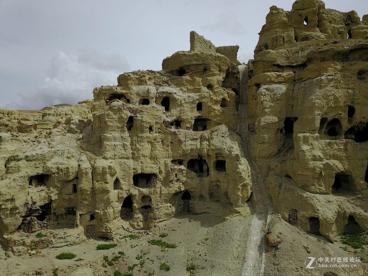札达石窟风光
