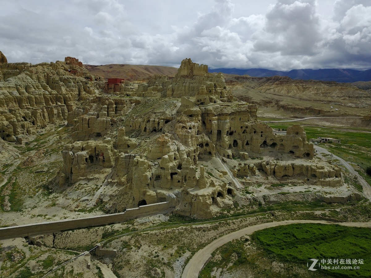 札达石窟风光