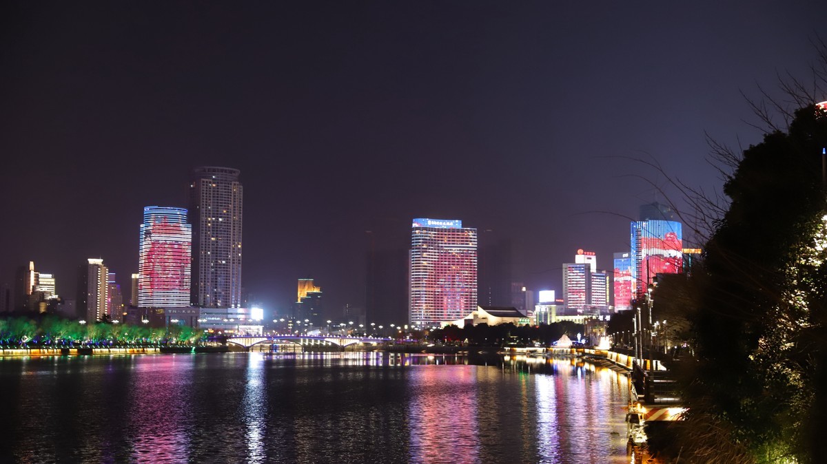 过年的街市，反而有点冷清——祝各位好友春节快乐，身体健康！