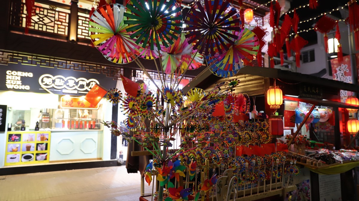 过年的街市，反而有点冷清——祝各位好友春节快乐，身体健康！