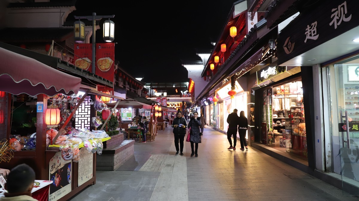 过年的街市，反而有点冷清——祝各位好友春节快乐，身体健康！