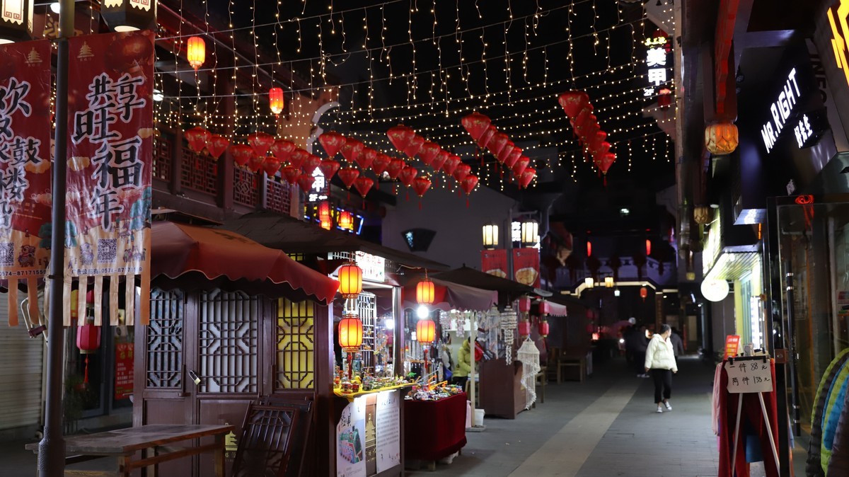 过年的街市，反而有点冷清——祝各位好友春节快乐，身体健康！