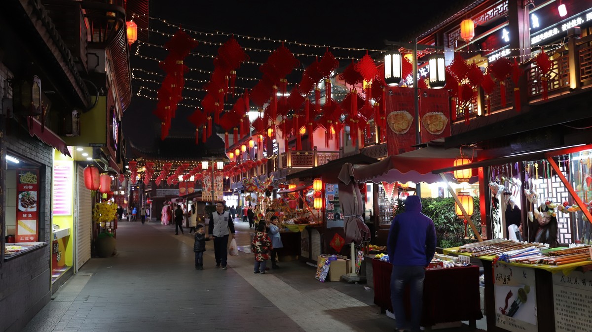 过年的街市，反而有点冷清——祝各位好友春节快乐，身体健康！