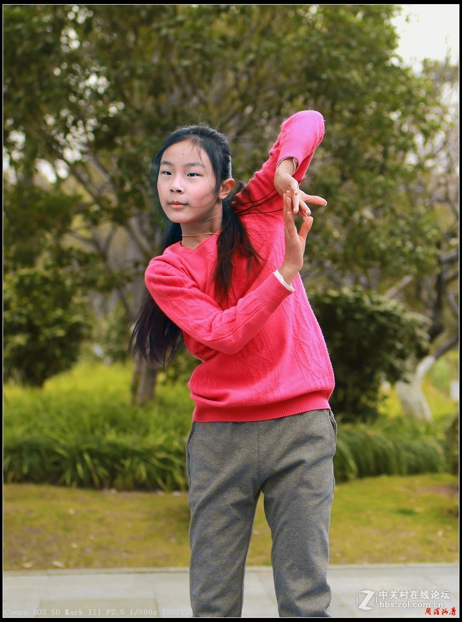 莘庄公园练舞小姑娘