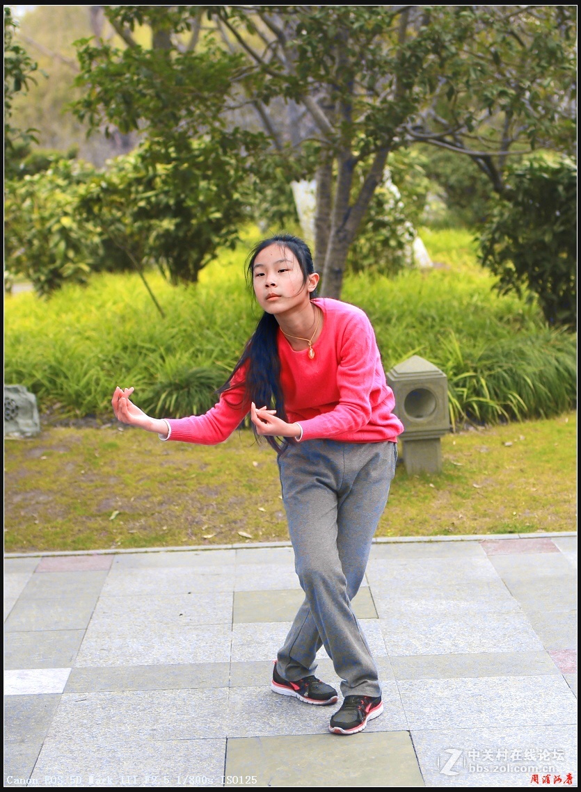 莘庄公园练舞小姑娘