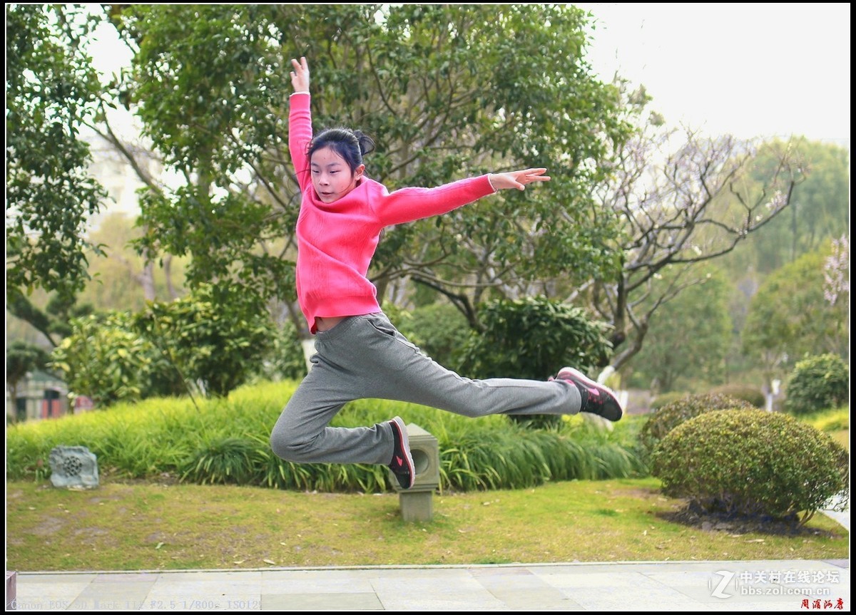 莘庄公园练舞小姑娘