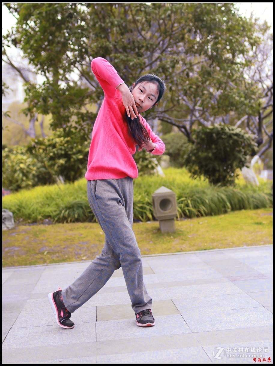 莘庄公园练舞小姑娘