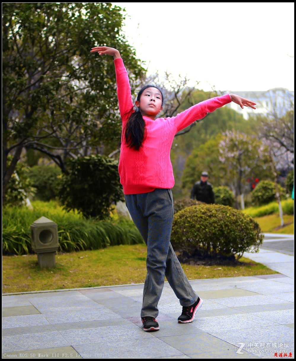 莘庄公园练舞小姑娘