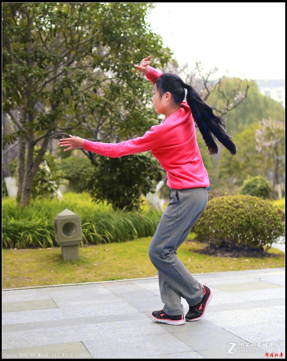 莘庄公园练舞小姑娘