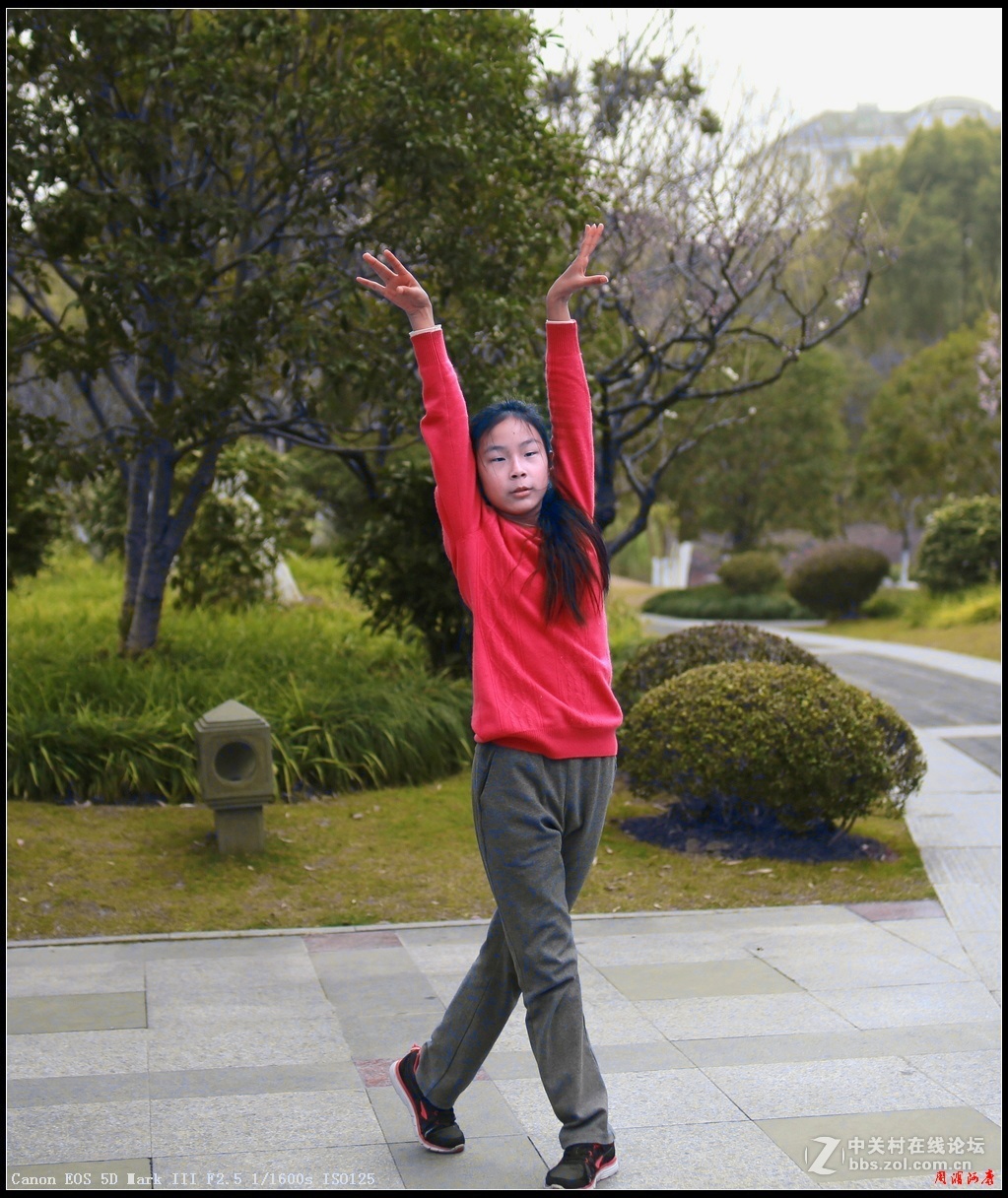 莘庄公园练舞小姑娘