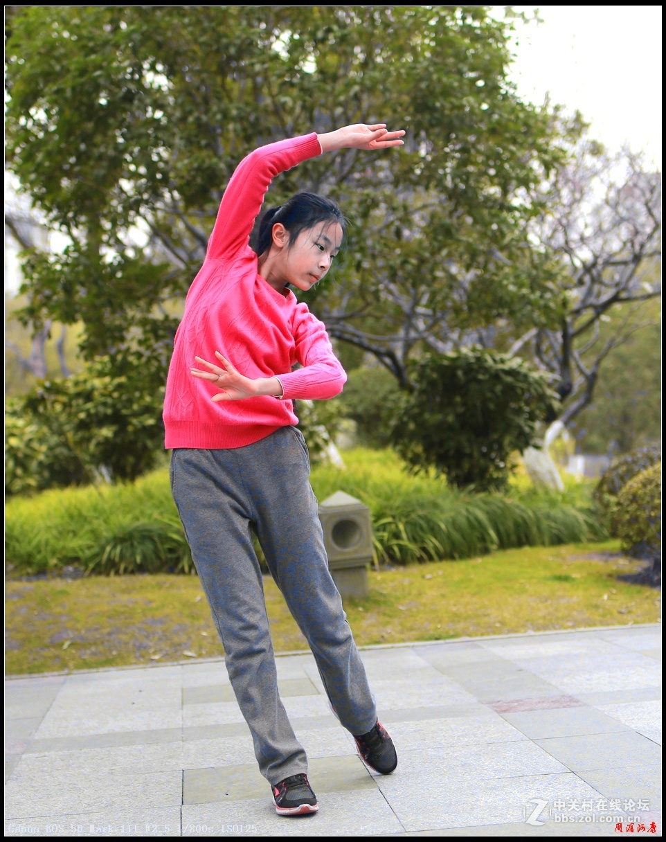 莘庄公园练舞小姑娘