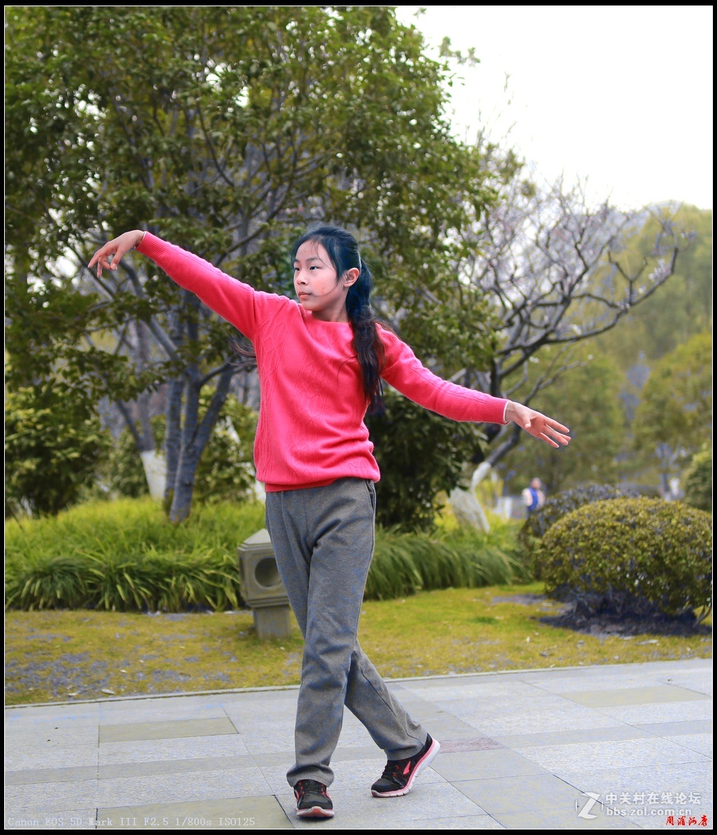 莘庄公园练舞小姑娘