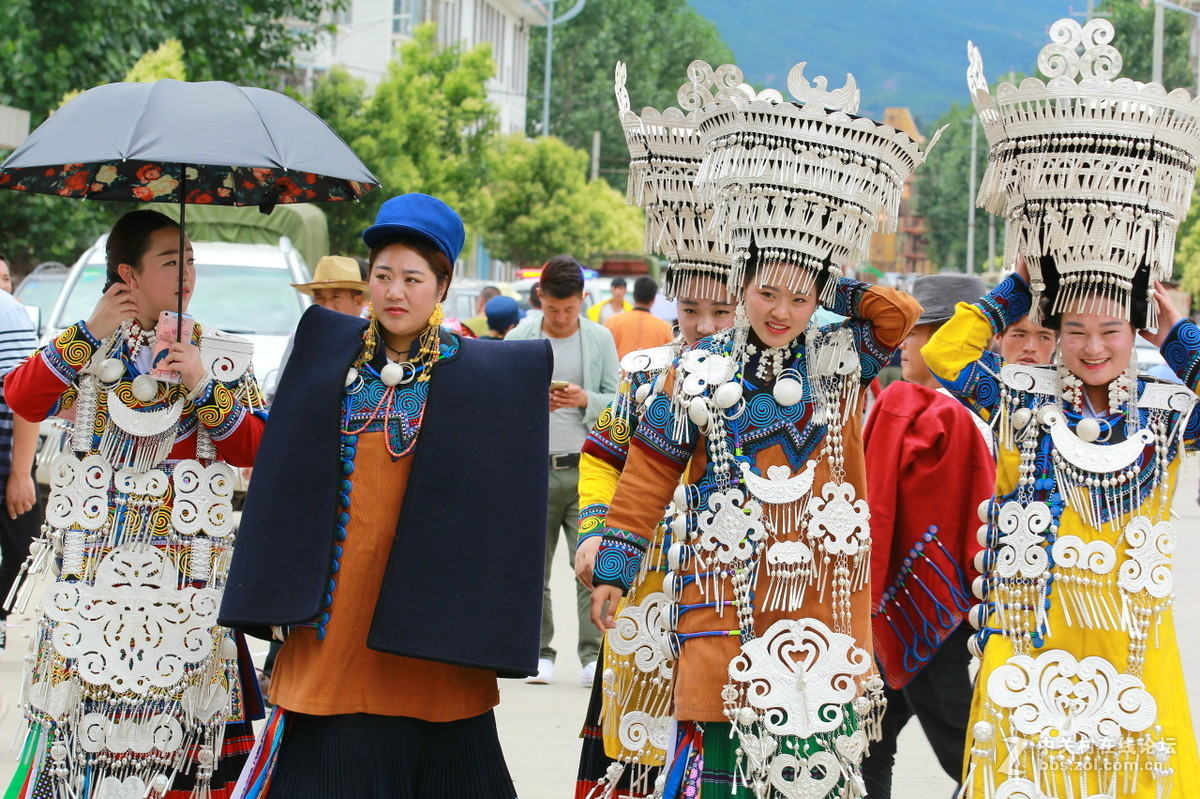 凉山布拖民间火把节上穿民族服装的美女们