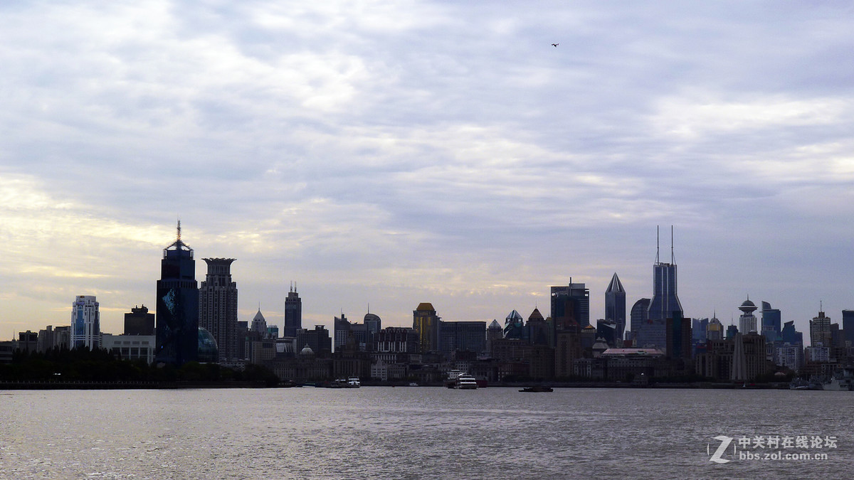 江边的天际轮廓线