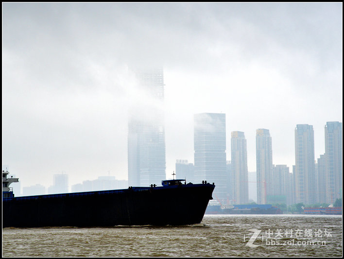 乌云翻墨未遮山，白雨如珠乱入船