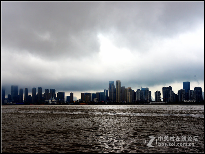 乌云翻墨未遮山，白雨如珠乱入船