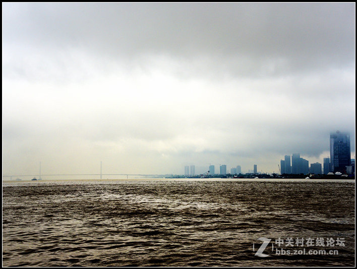 乌云翻墨未遮山，白雨如珠乱入船
