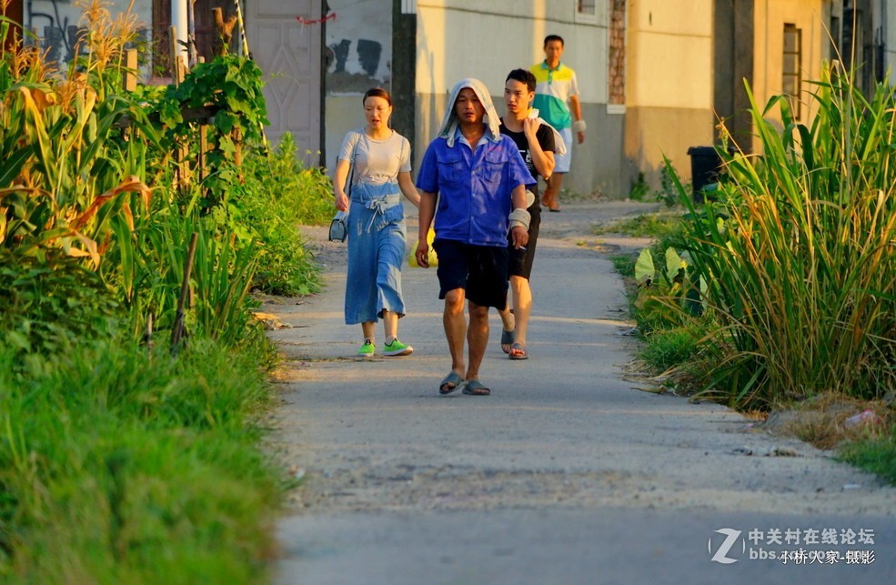 锄禾日当午，汗滴禾下土。 谁知盘中餐，粒粒皆辛苦。