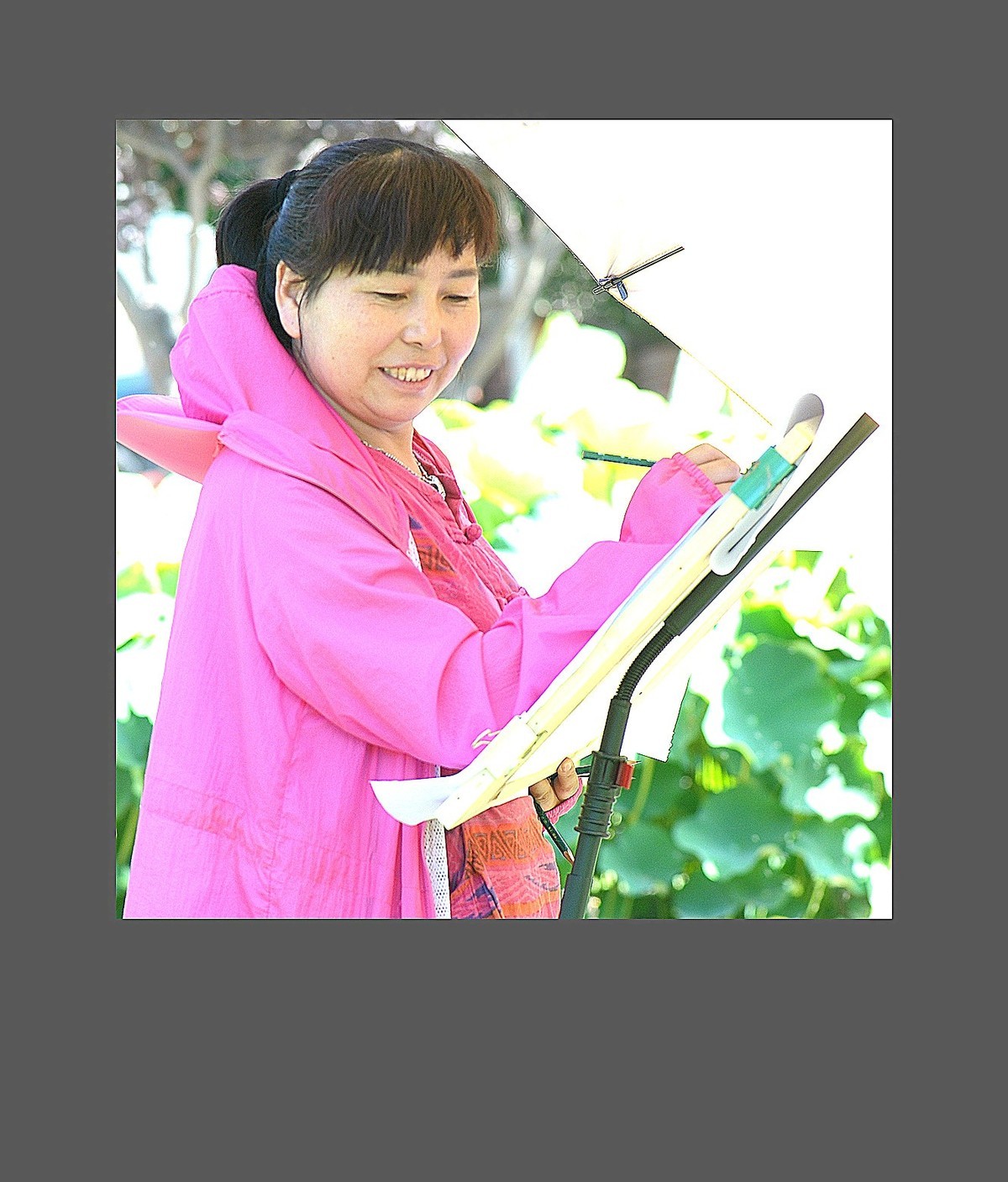 顶着太阳的画荷人