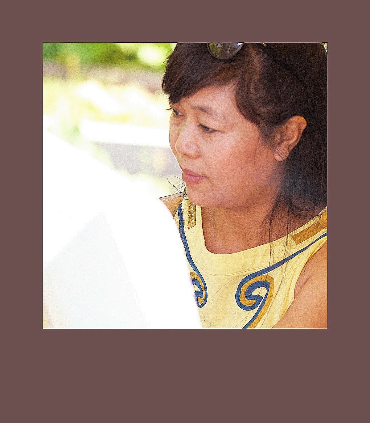 顶着太阳的画荷人