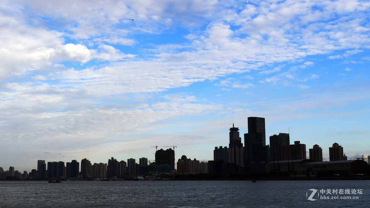 江边的天际轮廓线