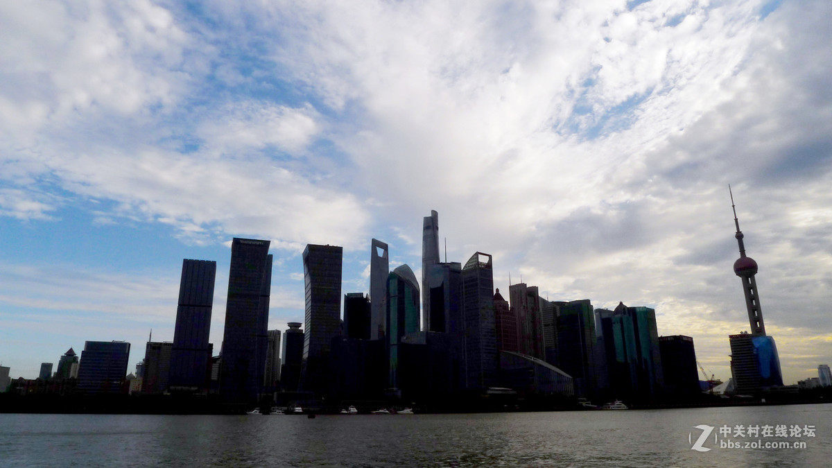 江边的天际轮廓线