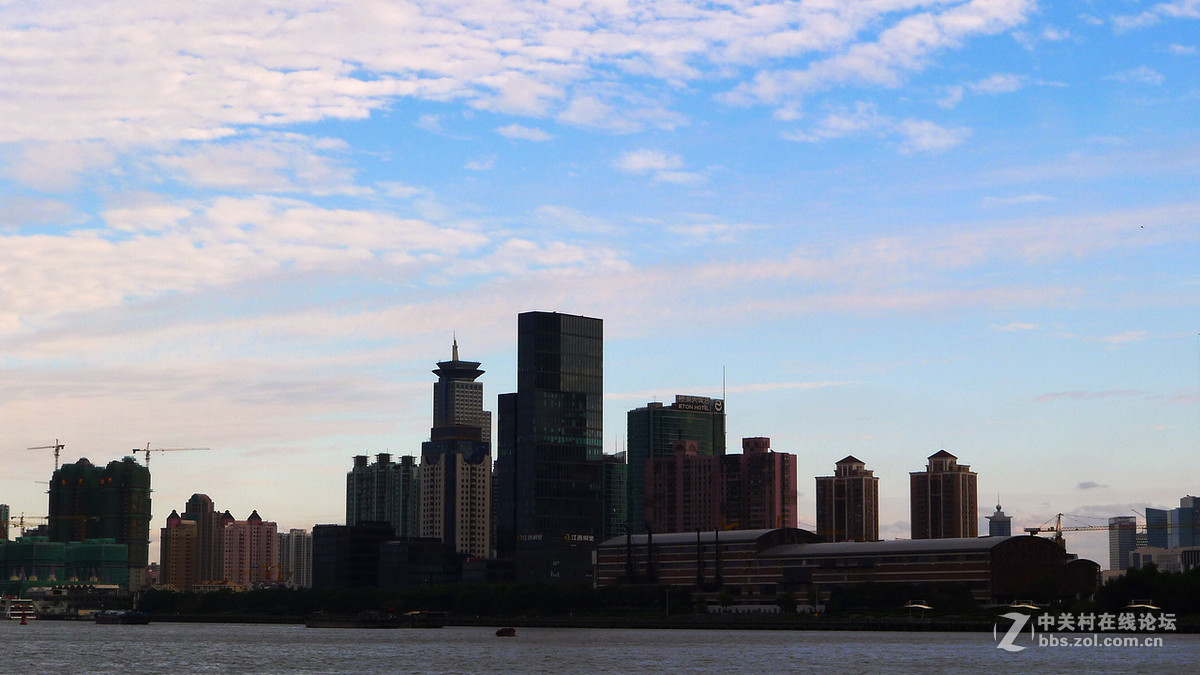 江边的天际轮廓线