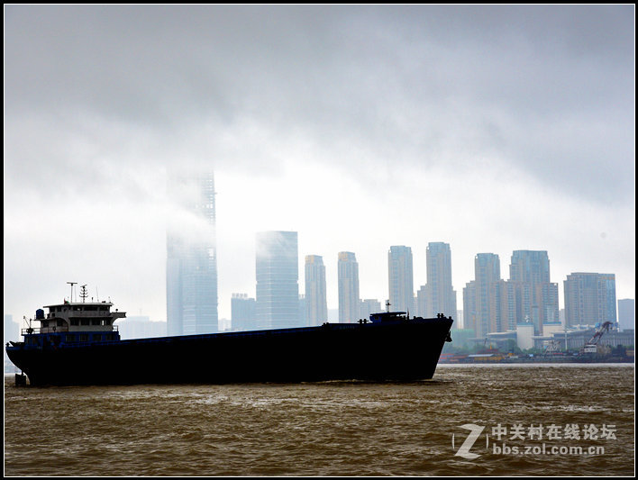 乌云翻墨未遮山，白雨如珠乱入船