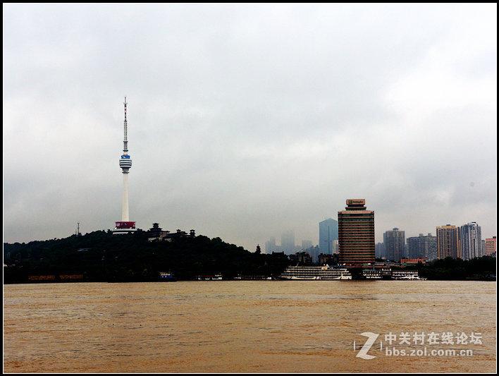 乌云翻墨未遮山，白雨如珠乱入船