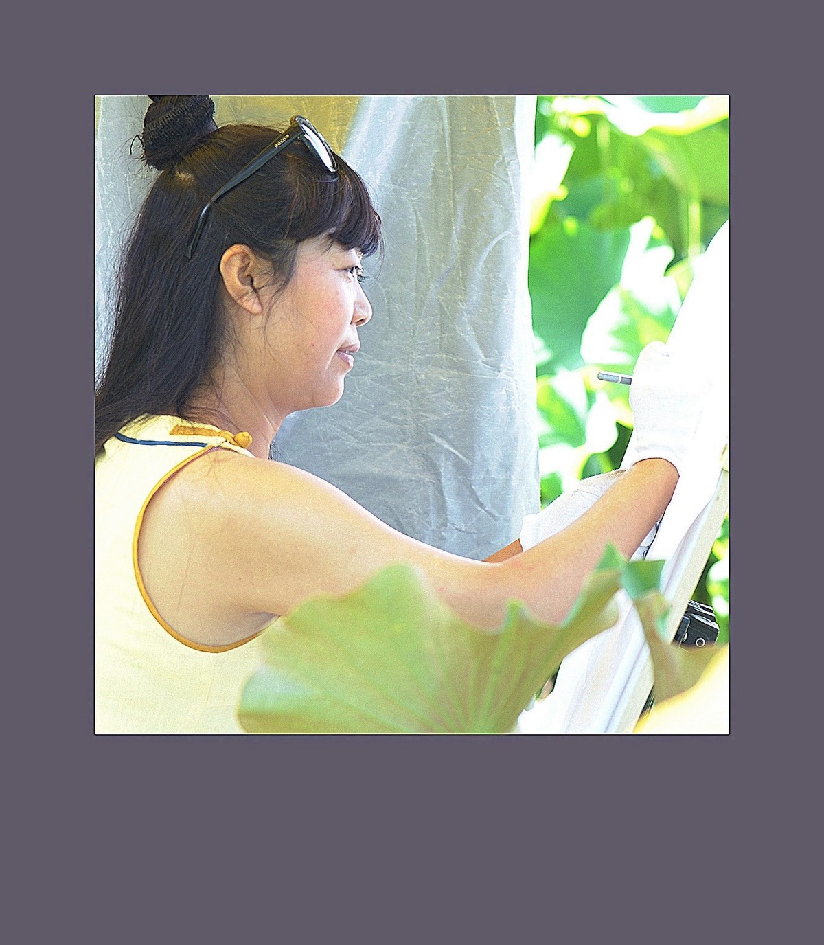 顶着太阳的画荷人