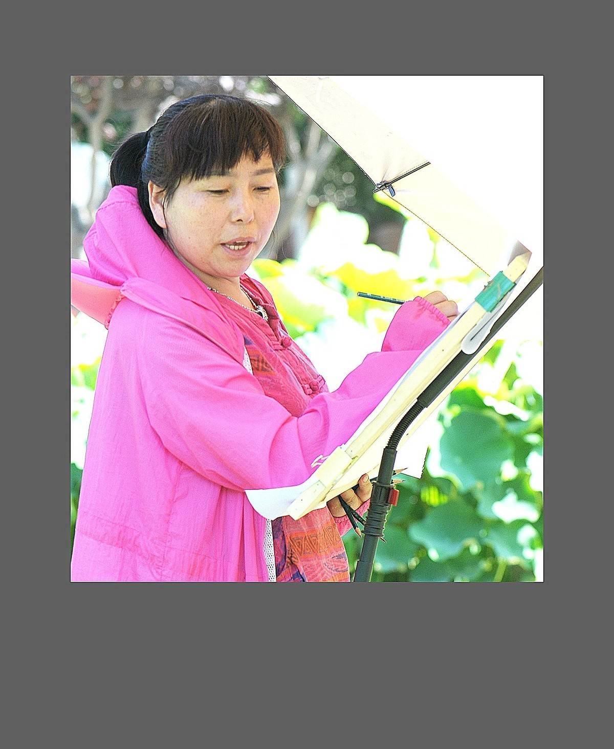 顶着太阳的画荷人