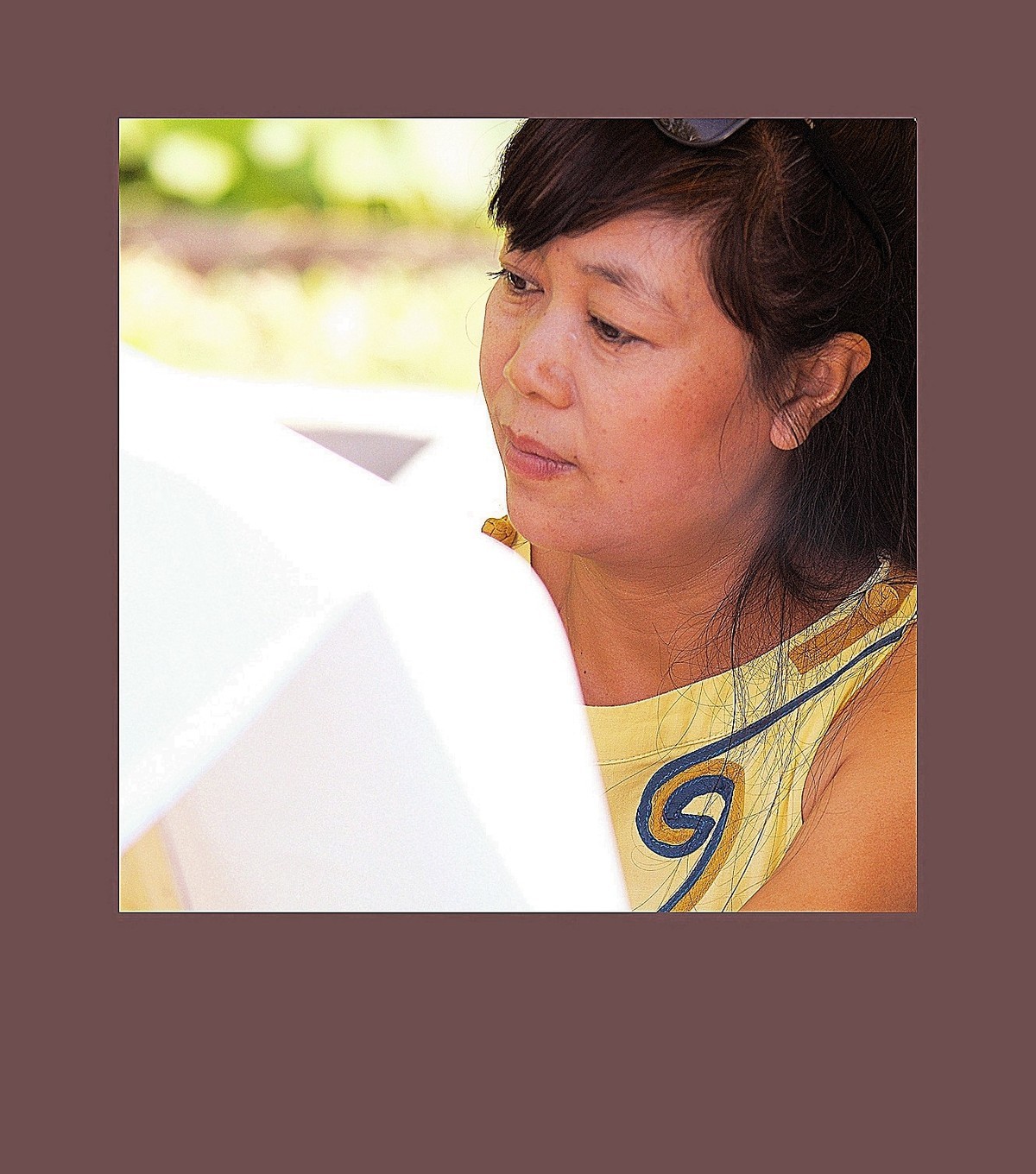 顶着太阳的画荷人