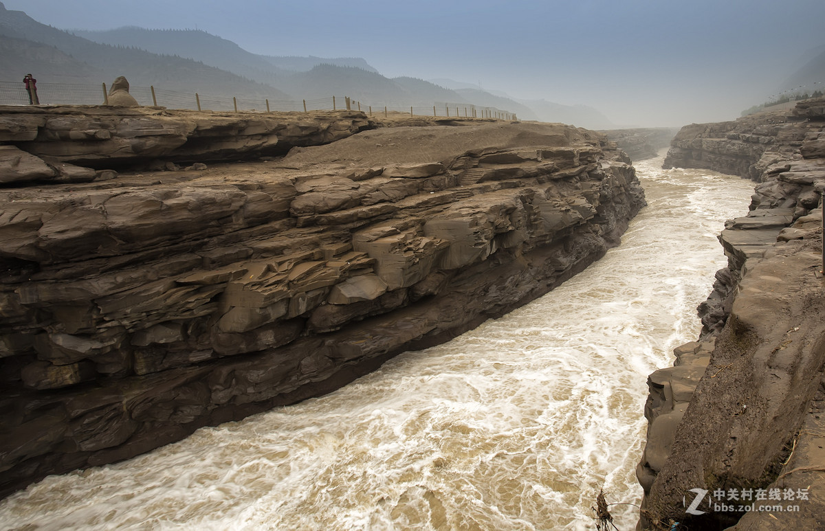 壶口瀑布的黄河水奔腾不息