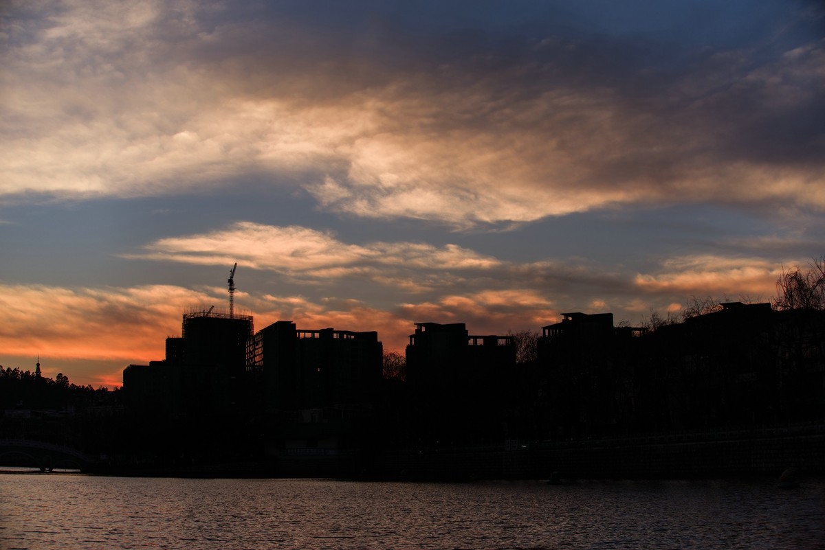 越来越喜欢这只镜头 (DA55-300WR PLM)不是它素质有多好。主要是价钱低