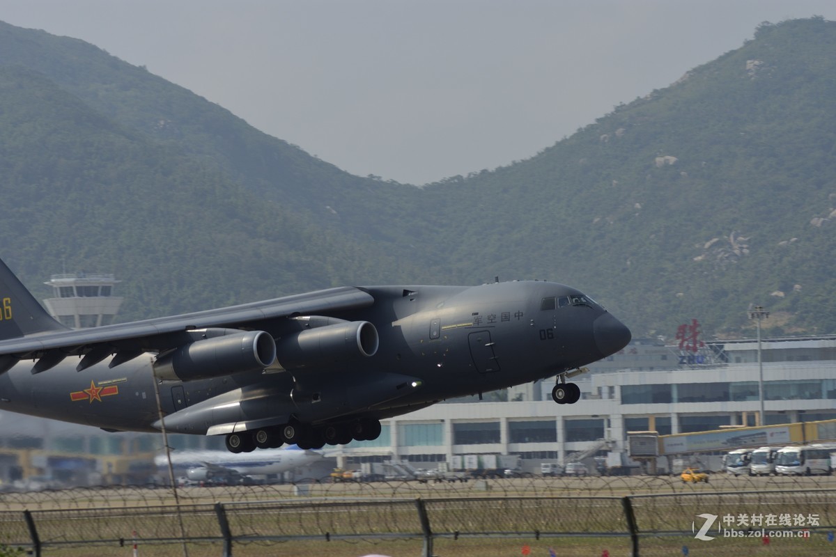 珠海航展，场外蹭拍。对焦速度可以满足抓拍。胖子起飞那张没拍好，没能拍完整的机身。