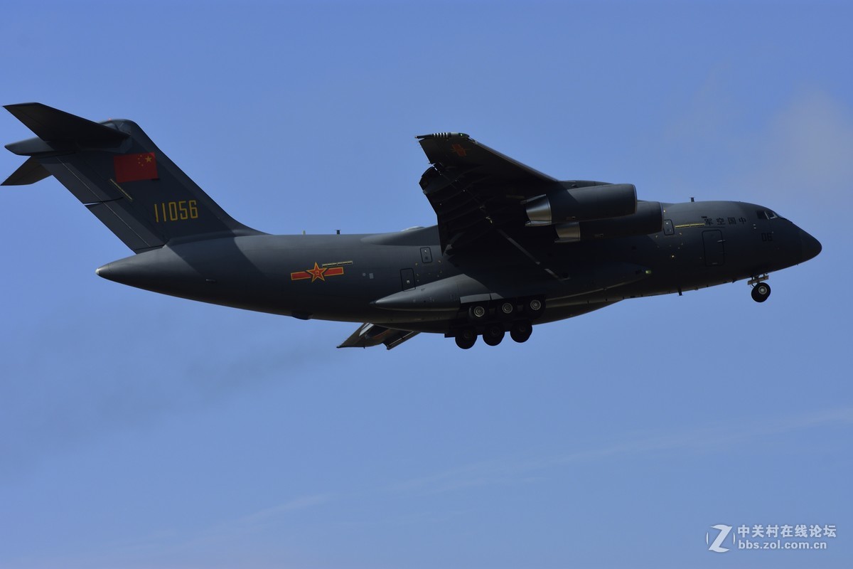 珠海航展，场外蹭拍。对焦速度可以满足抓拍。胖子起飞那张没拍好，没能拍完整的机身。