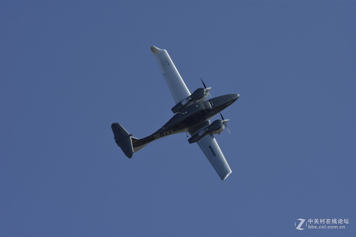 珠海航展，场外蹭拍。对焦速度可以满足抓拍。胖子起飞那张没拍好，没能拍完整的机身。