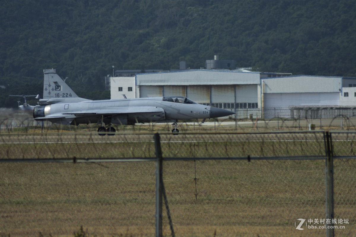 珠海航展，场外蹭拍。对焦速度可以满足抓拍。胖子起飞那张没拍好，没能拍完整的机身。