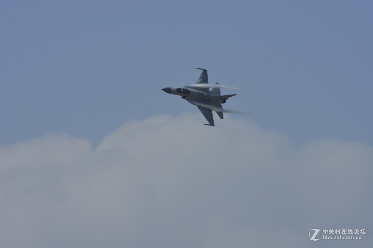 珠海航展，场外蹭拍。对焦速度可以满足抓拍。胖子起飞那张没拍好，没能拍完整的机身。