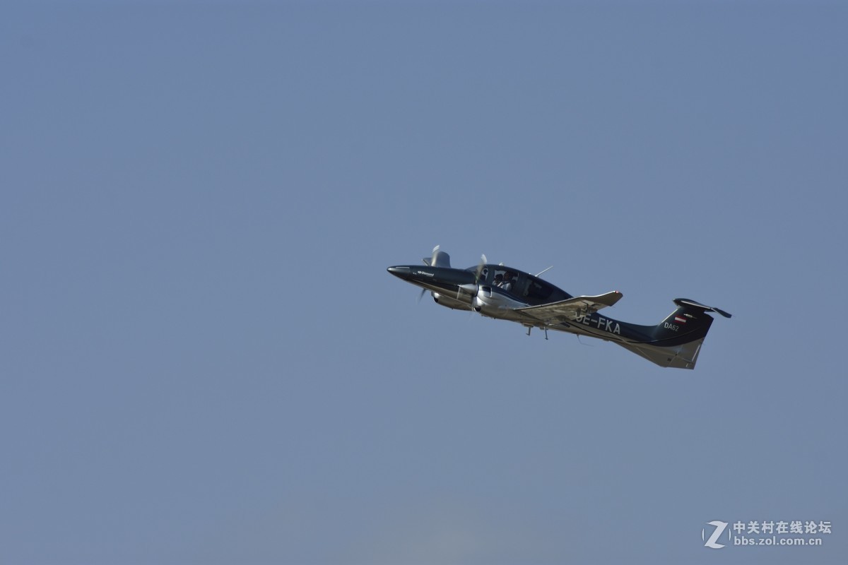 珠海航展，场外蹭拍。对焦速度可以满足抓拍。胖子起飞那张没拍好，没能拍完整的机身。