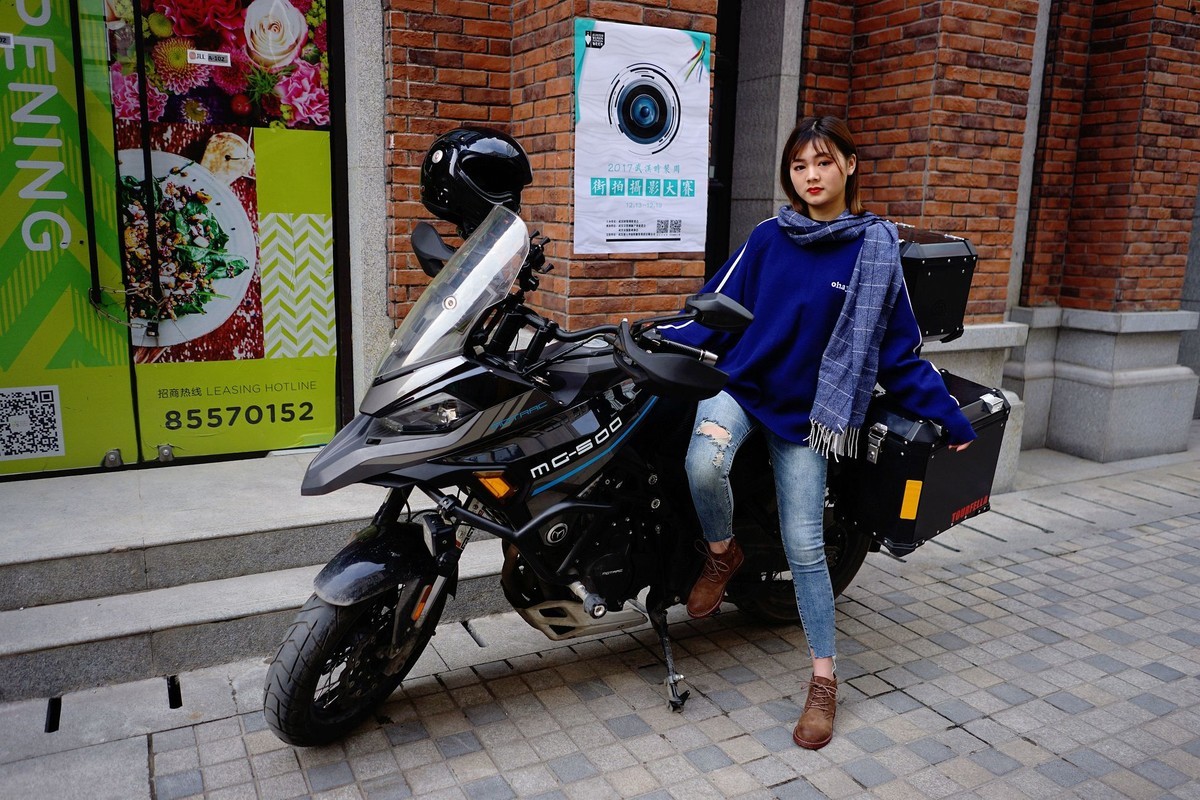 武汉时装街拍台北院子的哈雷摩托车手