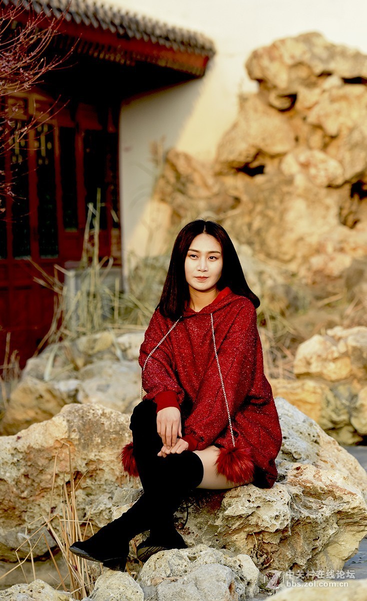 紫竹院外拍红衣美女