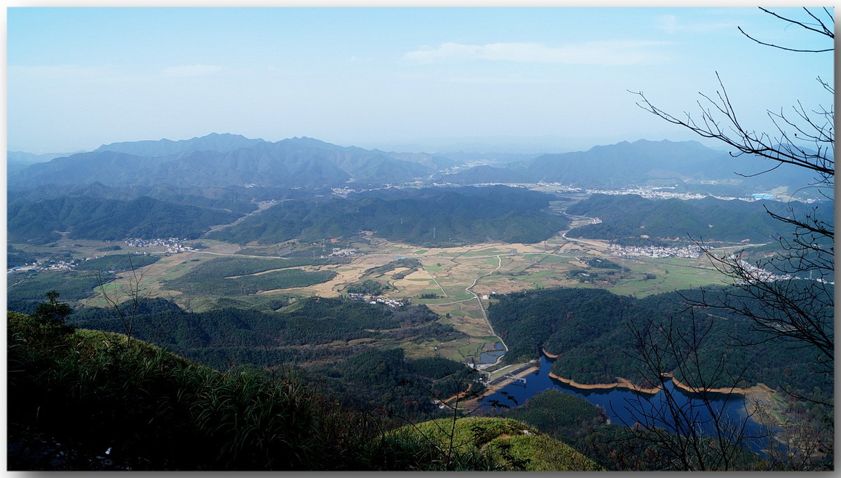 【冬季婺源山乡风光】评帖五分自动回赠。
