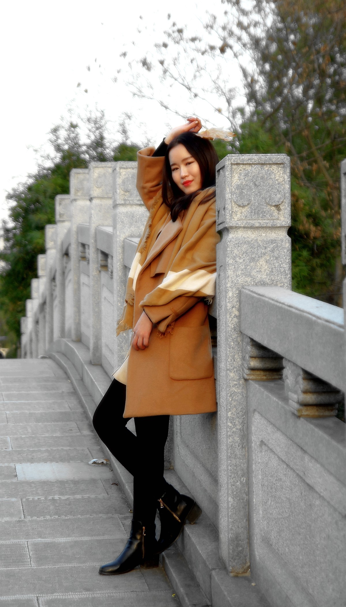 小桥边的佳丽。。。。。。。祝贺红河星空(中国)开版！