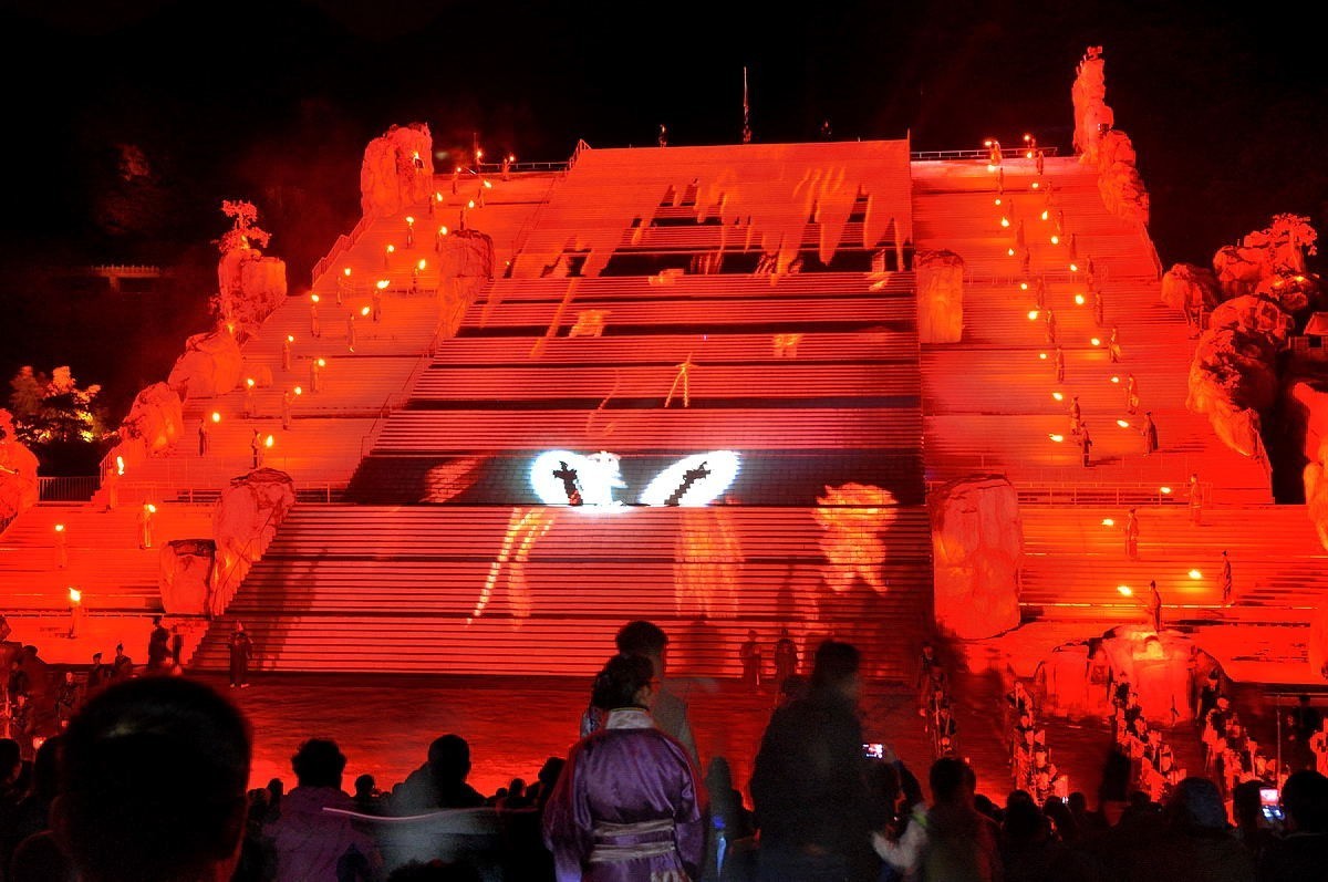 中华泰山脚下的剧照，祝大家春节快乐！